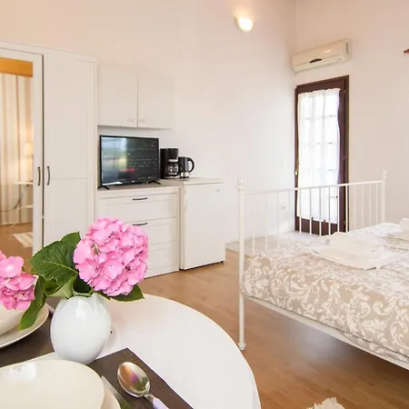 & Darrer Guest house