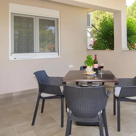 & Darrer Guest house